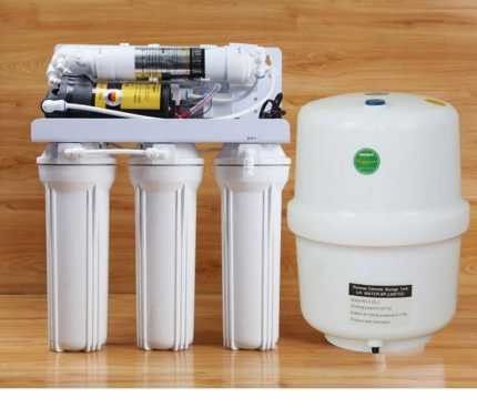 Purificador de água de membrana RO de 5 etapas branco e tanque de 3,2 g para filtragem de água doméstica